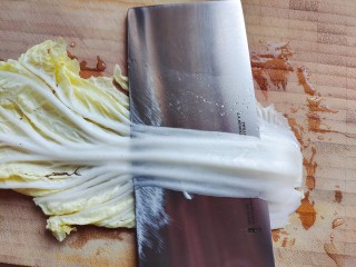 素炒白菜,白菜洗净，先片一刀，如图所示