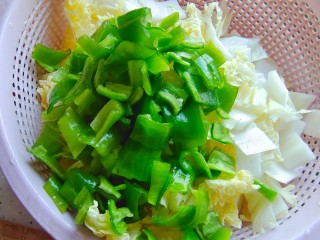 素炒白菜,螺丝椒去蒂去籽，洗净，切成比白菜稍稍小一点的小片