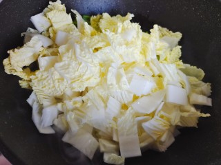 素炒白菜,起油锅，油热后下白菜、螺丝椒和生姜