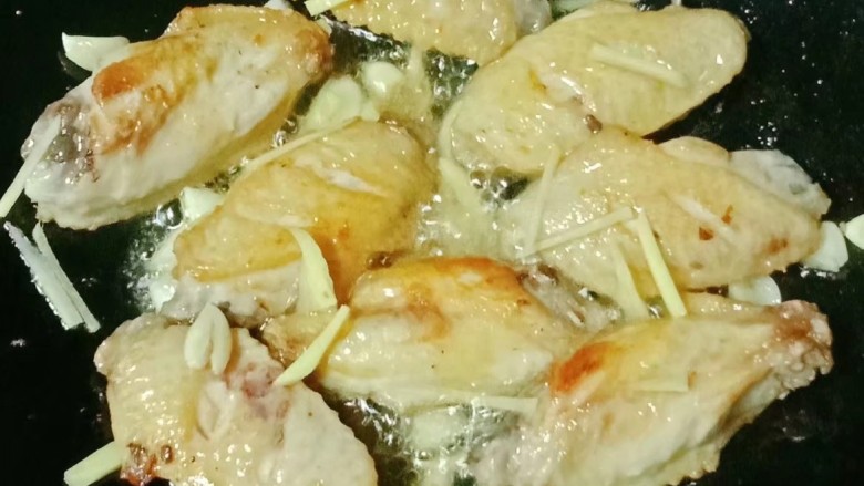 鸡翅炖土豆,锅中热油，放入鸡翅煎制，再放入姜蒜爆香