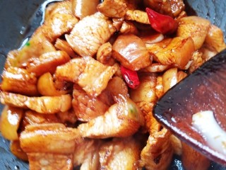 茭白茄子焖肉,锅中烧油，加入猪肉，少许老抽煸炒后盛出备用。