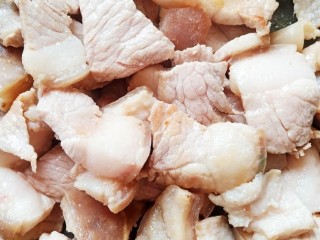 茭白茄子焖肉,猪肉切片过一遍水后捞出备用