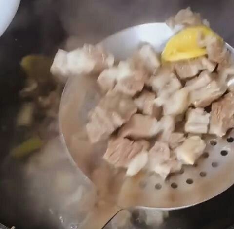 牛肉炖芋头,煮沸捞出。
