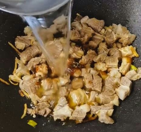 牛肉炖芋头,加水加盖煮四十分钟。