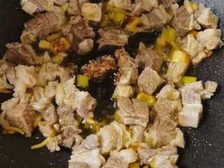 牛肉炖芋头,加牛肉，酱油，盐翻炒。