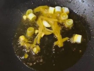 牛肉炖芋头,加葱和姜丝。