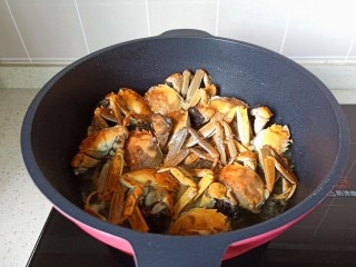 家常炒螃蟹,锅里多放一点食用油，油烧热后螃蟹朝下煎。等到定型把螃蟹翻炒均匀盛盘备用。