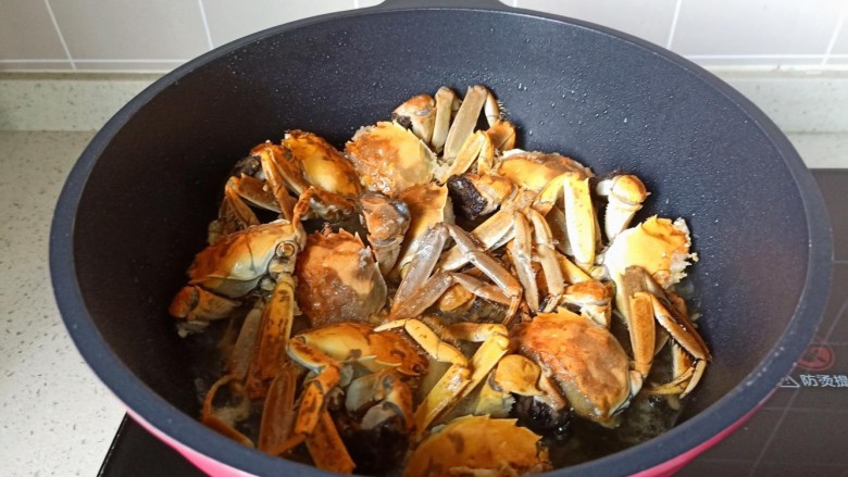 家常炒螃蟹,锅里多放一点食用油，油烧热后螃蟹朝下煎。等到定型把螃蟹翻炒均匀盛盘备用。