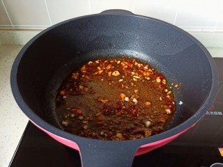 家常炒螃蟹,锅里放适量的食用油，放入蒜末，生姜，辣椒酱小火炒香。