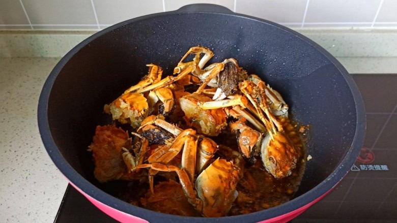 家常炒螃蟹,放入煎好的螃蟹翻炒片刻。