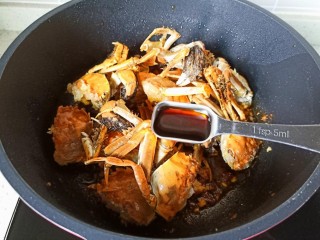 家常炒螃蟹,加入生抽一勺，盐一勺。