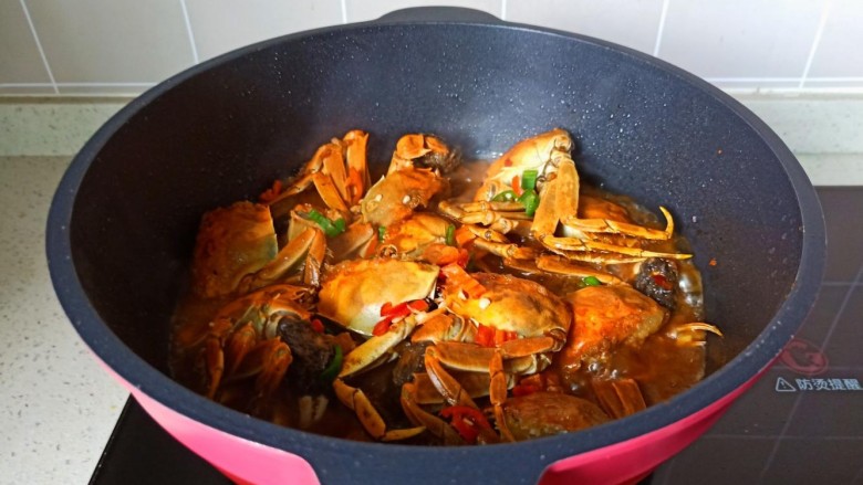 家常炒螃蟹,等到汤汁差不多时放青红椒丁翻炒均匀即可出锅。