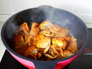 家常炒螃蟹,开大火开始炖煮。