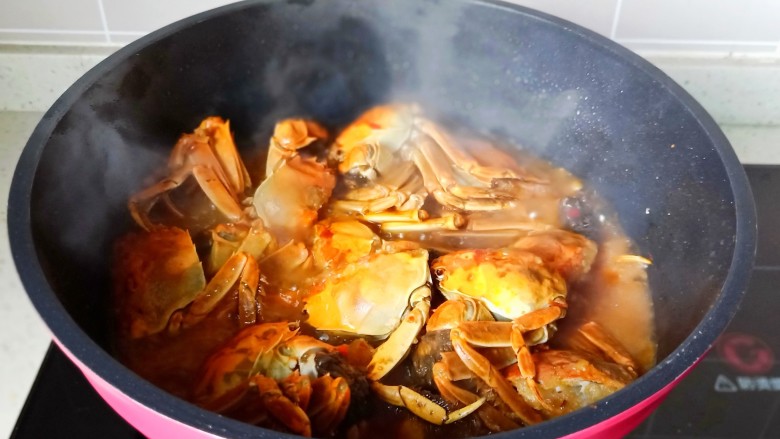 家常炒螃蟹,开大火开始炖煮。