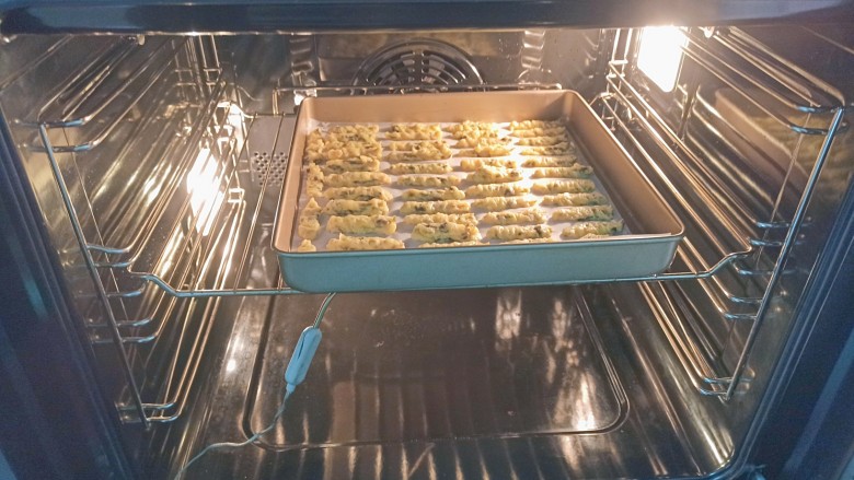 土豆海苔虾条,烤箱提前预热到190℃