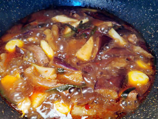 茭白茄子焖肉,再加入一杯热水，继续焖煮，大约3分钟，收汁即可