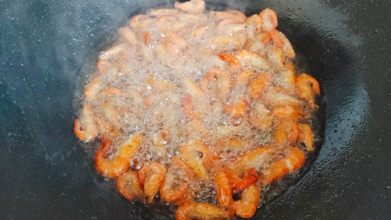 杏鲍菇炒虾仁,起油锅，油热后下小河虾，炸