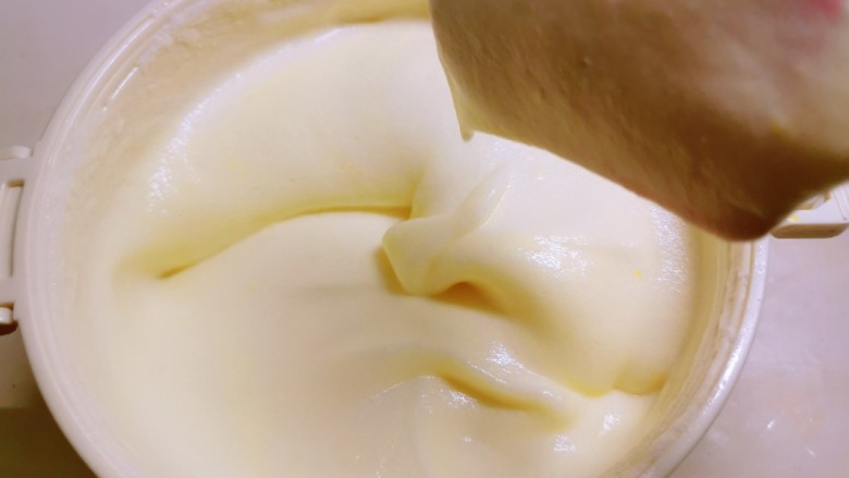 果子蛋糕,将拌好的蛋黄糊倒入蛋清盆里，继续以翻拌的手法拌匀。