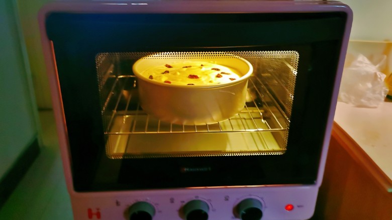 果子蛋糕,烤箱预热5分钟，放入烤箱，上下火140度烤50分钟。