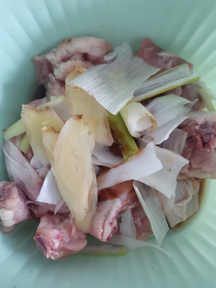 清炖砂锅鸡,加入葱姜，腌制30分