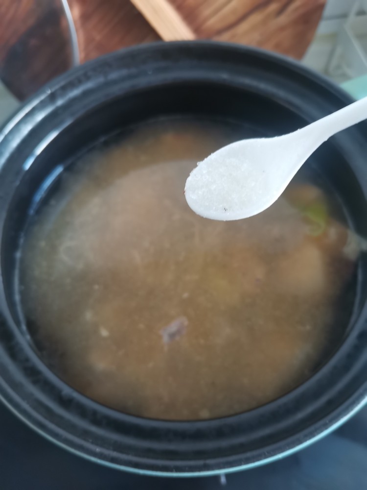 清炖砂锅鸡,锅中加入水，盐