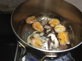 五彩小汤圆,锅里放入清水，虾干，腊肉和香菇片，烧开后转小火再烧2-3分钟