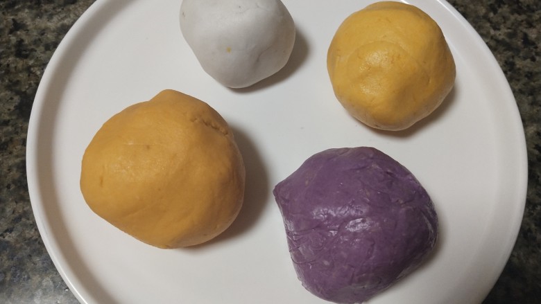 五彩小汤圆,红薯，紫薯和芋头，南瓜，蒸熟后加入木薯粉和糯米粉揉成团，醒30分钟。