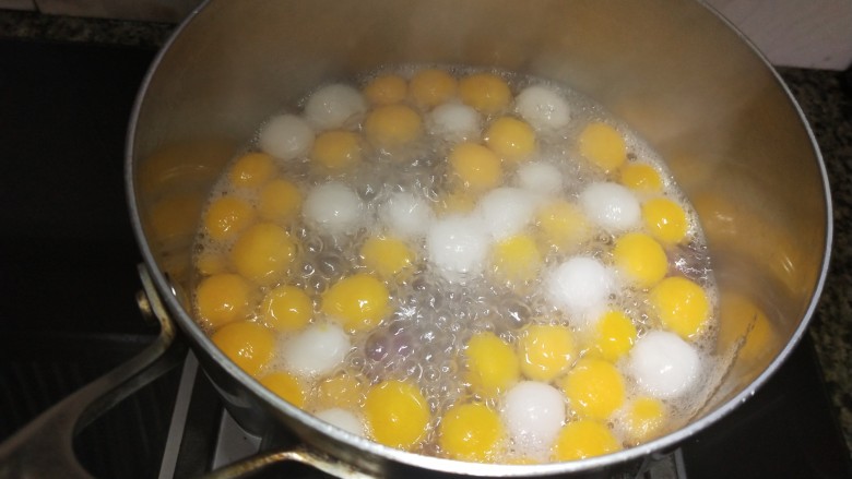 五彩小汤圆,锅里放入开水，把小丸子全倒进去，烧至全部浮上来后，捞出备用