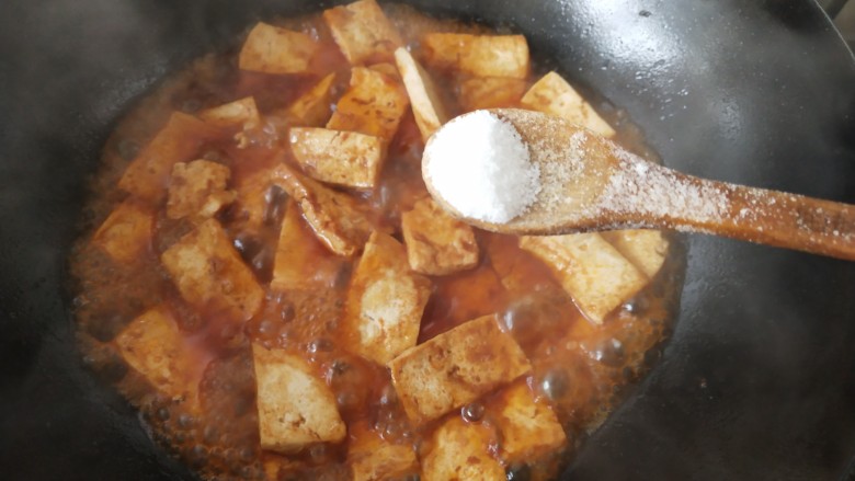 韩式辣酱豆腐,加入一勺盐，适量开水烧开后转小火焖烧20分钟