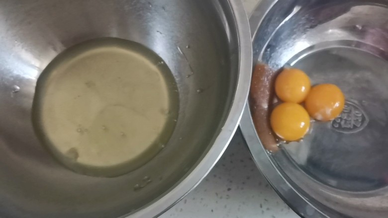 果子蛋糕,先来分离蛋清和蛋黄，把蛋清和蛋黄分离在两个无水无油的盆中，把蛋清拿去冰箱冷冻