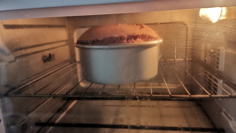 果子蛋糕,送入预约好的烤箱上下火，150度，烤35分钟