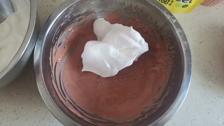 果子蛋糕,取1/3蛋白霜到蛋黄糊里翻拌均匀