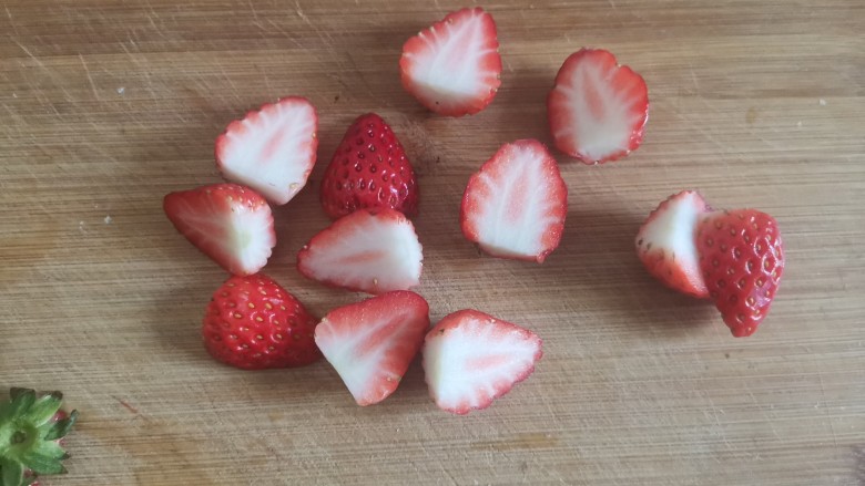 果子蛋糕,草莓和<a style='color:red;display:inline-block;' href='/shicai/ 623'>蓝莓</a>洗干净晾凉水分，切成块