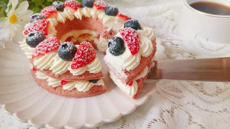 果子蛋糕,一款好看又好吃不胖的草莓花环蛋糕就做好了