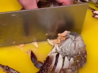 家常炒螃蟹,刀切成两半。