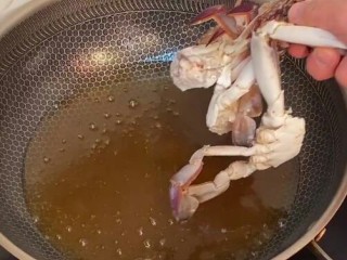家常炒螃蟹,螃蟹入油锅炸。
