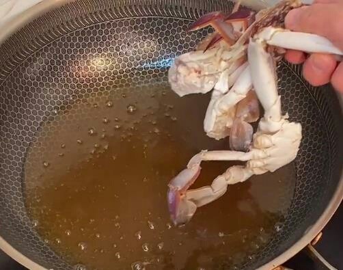 家常炒螃蟹,螃蟹入油锅炸。