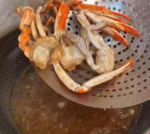 家常炒螃蟹,炸至金黄捞出。