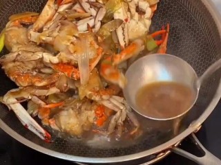家常炒螃蟹,多余汤汁取出。