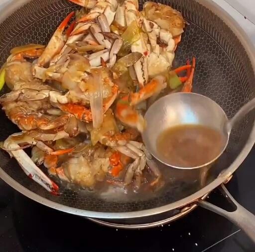 家常炒螃蟹,多余汤汁取出。