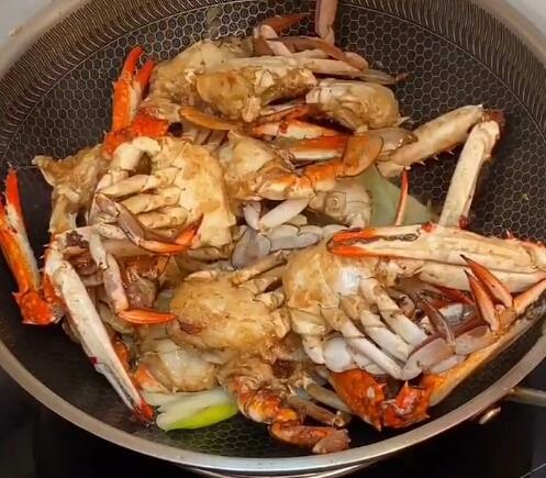 家常炒螃蟹,加入炸好的螃蟹。