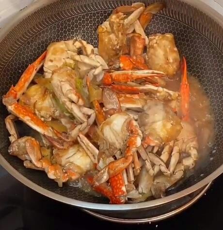 家常炒螃蟹,翻炒出锅。