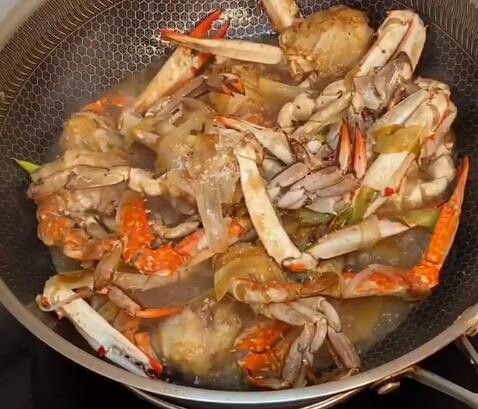 家常炒螃蟹,加淀粉勾芡。