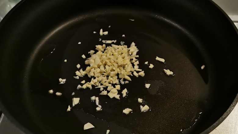 荷兰豆藕片,起油锅放入食用油，油热后放入蒜碎炒出香味。