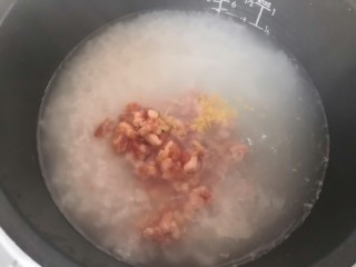 青菜肉末粥,煮粥一个小时左右倒入肉末和姜末