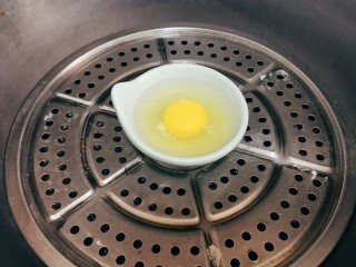 牛油果拌饭,空碗里刷油防止粘连，一丁点清水沉底，打入鸡蛋，开水锅里蒸8分钟