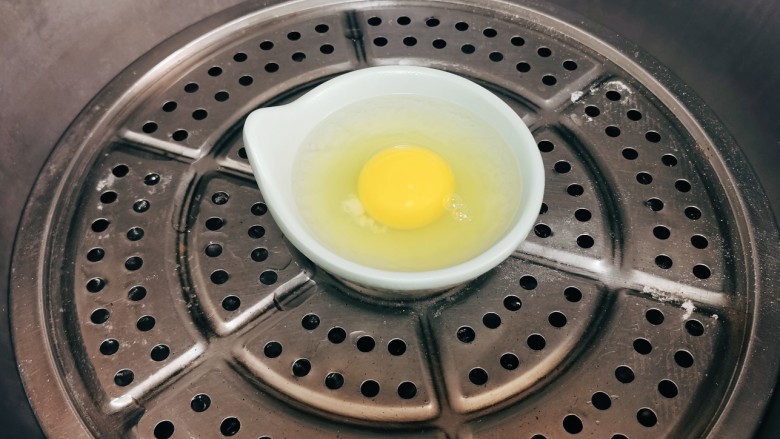 牛油果拌饭,空碗里刷油防止粘连，一丁点清水沉底，打入鸡蛋，开水锅里蒸8分钟