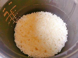 牛油果拌饭,米饭煮熟后搅拌凉拌让米饭散开