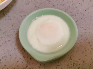 牛油果拌饭,用勺子轻轻顺着边划一圈就可以取出完整的鸡蛋