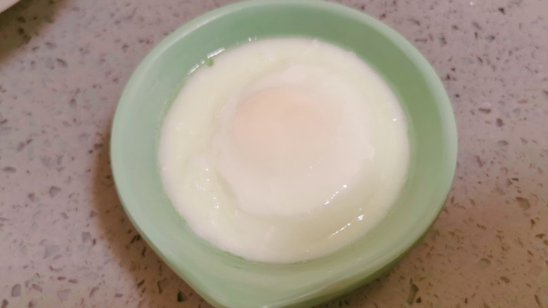 牛油果拌饭,用勺子轻轻顺着边划一圈就可以取出完整的鸡蛋